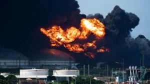 Colapsa un tercer tanque en la zona industrial con gran incendio en Cuba