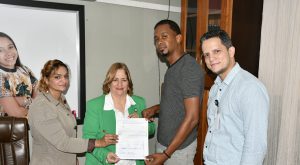 Contratista recibe del Minerd pago por mantenimiento correctivo de planteles escolares en Santiago