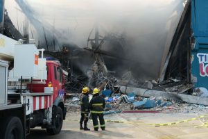 Uruguay dará un seguro especial a trabajadores de centro comercial incendiado