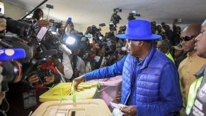 Kenia vota en paz en unas elecciones generales con participación moderada