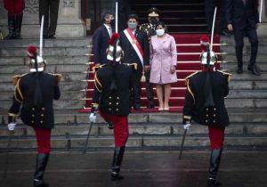 Fiscalía interroga a la primera dama de Perú por "presunto cobro indebido"