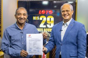 Leidsa entrega certificado a ganador de RD$29 MM en Santiago Rodríguez