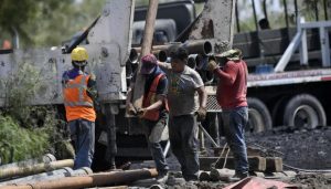 Aumento de niveles de agua en mina de México complica rescate de 10 mineros