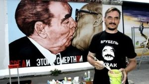Muere autor de mural con beso de Honecker y Brézhnev sobre el muro de Berlín