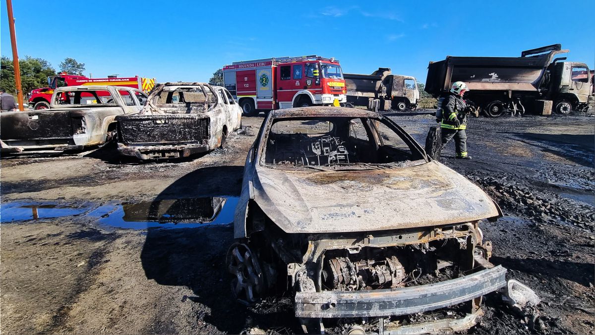 Una veintena de máquinas y vehículos quemados en dos ataques en sur de Chile