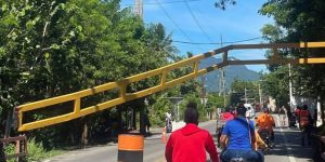 Conductor colisiona con barrera que impide paso a vehículos pesados en puente de Puerto Plata