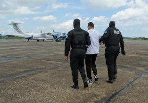 (VIDEO) Extraditan a EE.UU. a "El Compa", acusado de narcotráfico y otros delitos