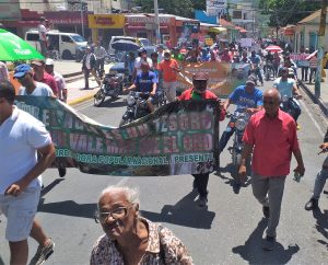 Cientos de ocoeños marchan en demanda construcción de carreteras y caminos vecinales