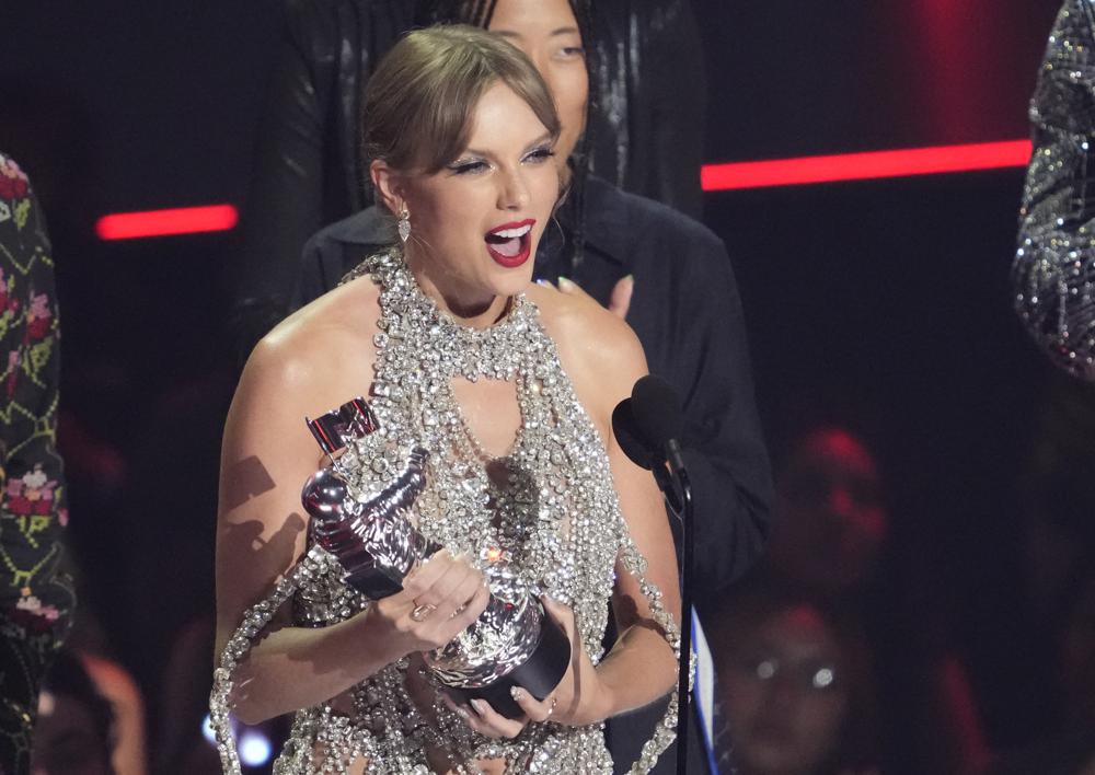 Taylor Swift gana el primer premio y anuncia nuevo álbum en los MTV VMA