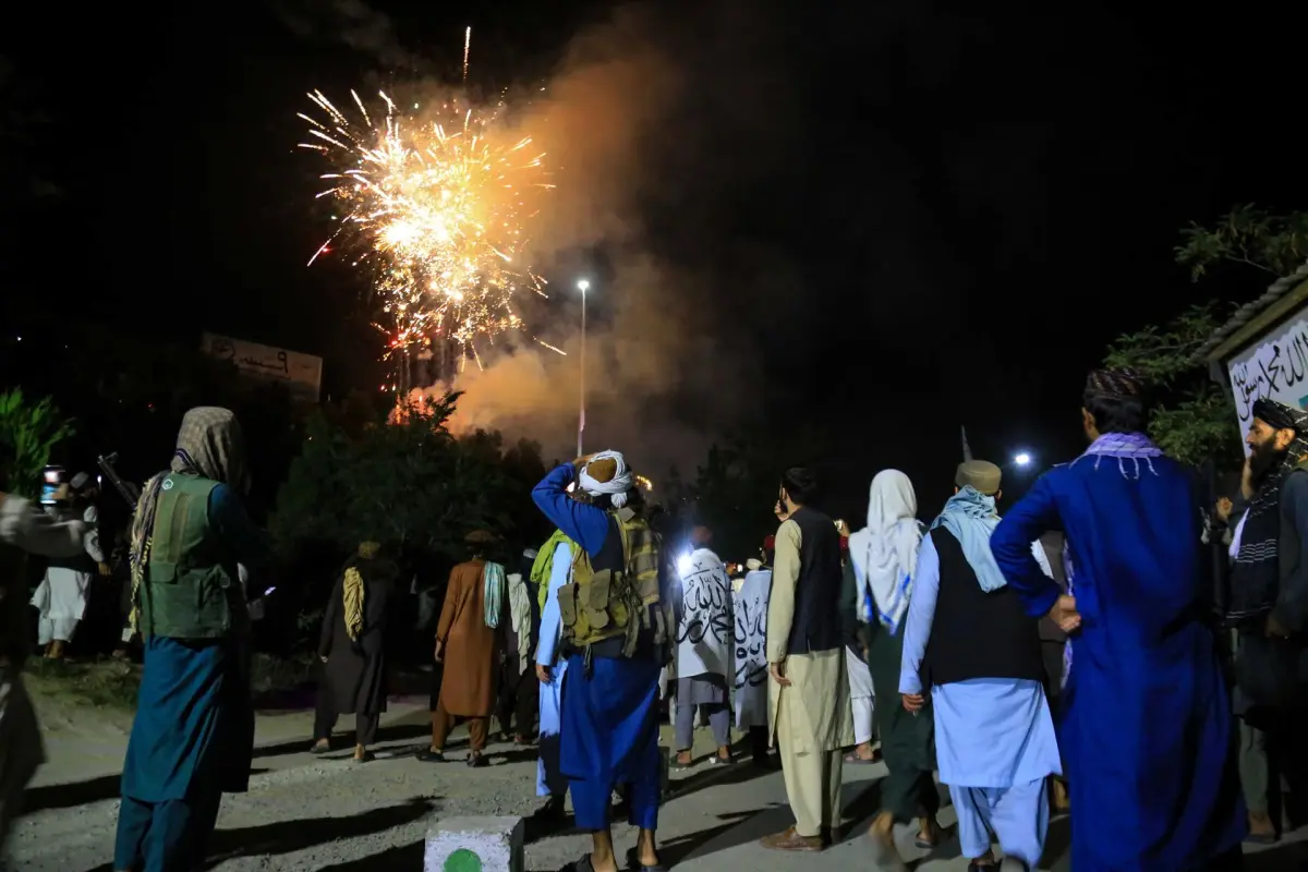 Los talibanes celebran un año de la retirada de EEUU con fuegos artificiales