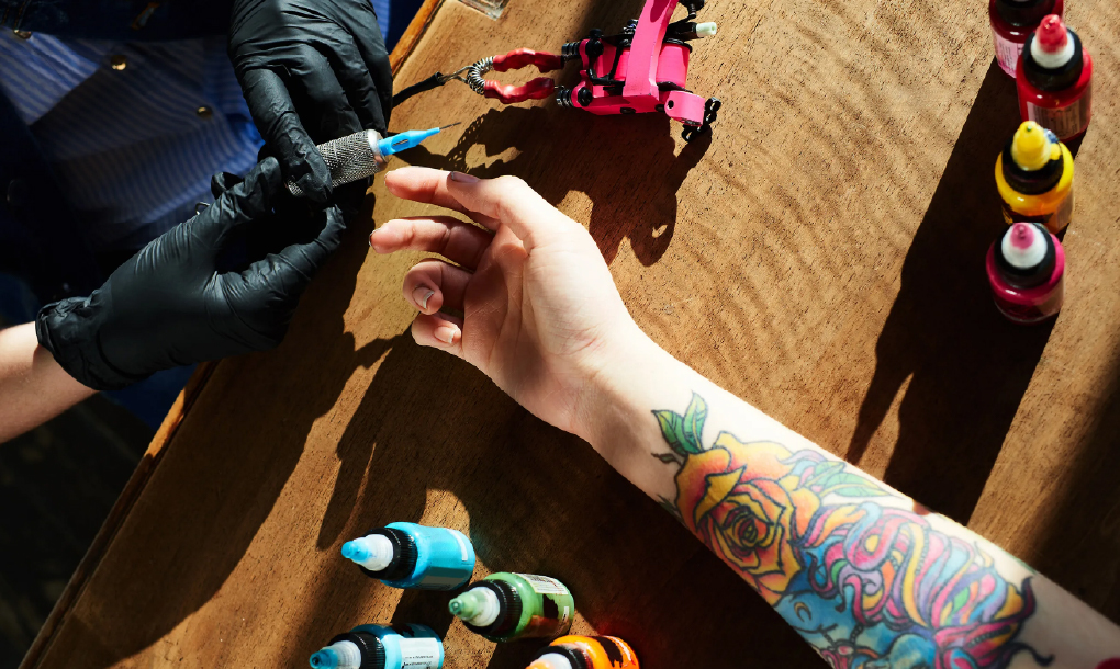 Unión Europea prohibirá nuevas tintas de tatuajes por riesgos para la salud