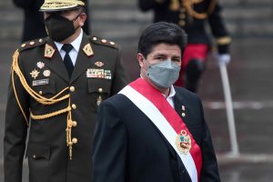El presidente de Perú cambia a sus ministros de Defensa y Transportes