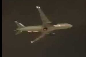 (VIDEO) Avión aterriza de emergencia en aeropuerto de Nueva Jersey tras lanzar chispas en el aire