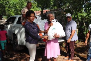 Gobernadora de Monte Plata entrega raciones alimenticias a afectados por Fiona 