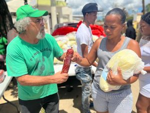 (VIDEO) Padre Rogelio entrega combos de alimentos a afectados por huracán en Higüey