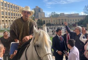 Senador colombiano entra al Congreso a caballo alegando que es su mascota