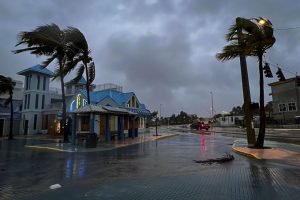 (VIDEO) El huracán Ian azota la Florida con vientos de 240 km/h