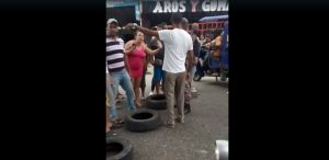 (VIDEO) Residentes del sector Los Palmares en SDE protestan exigiendo cese de apagones