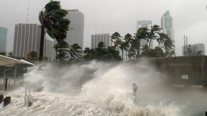Seis personas heridas por una ola que se adentró en tierra en Miami Beach