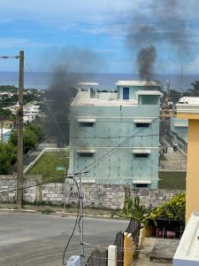Un muerto y varios internos heridos por motín en cárcel de Puerto Plata