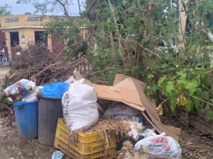 Alcaldía Hato Mayor no recoge basura desde antes Fiona en varios sectores; ciudadanos temen por brote dengue
