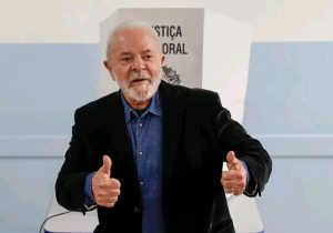 Lula desea que Brasil recupere con el voto "el derecho de ser feliz"
