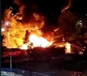 (VIDEO) Un incendio deja dos muertos y 70 familias sin casa en el Pacífico colombiano