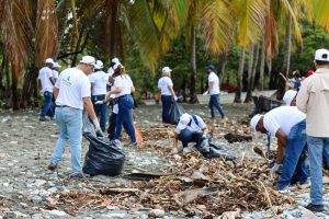 Colaboradores de Punta Catalina retiran desechos sólidos de playa Nizao