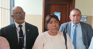 (VIDEO) Mujer le cambiaron maleta por una con supuesta cocaína exige devolución de sus pertenencias
