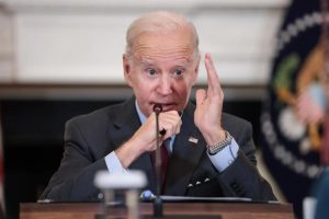 Biden extiende las ayudas para los afectados por el huracán Ian en Florida