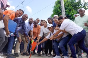 Alcalde Encarnación da el primer picazo para la construcción de aceras y contenes en Los Alcarrizos