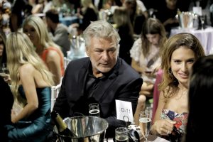 Baldwin acuerda con familia de directora fallecida continuar rodaje de "Rust"