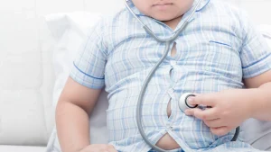Hay más riesgo de obesidad infantil si la madre consume alimentos procesados, según estudio