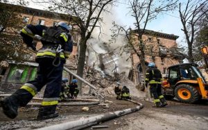 Se elevan a siete los muertos en el ataque con misiles rusos en Zaporiyia