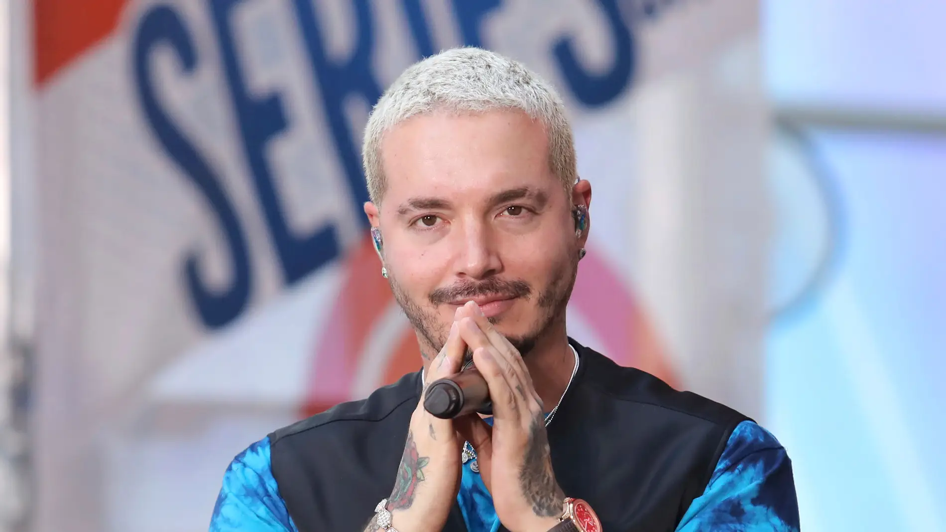 Fin de la rivalidad? J Balvin se pone gorra con el logo de Residente  durante un concierto.