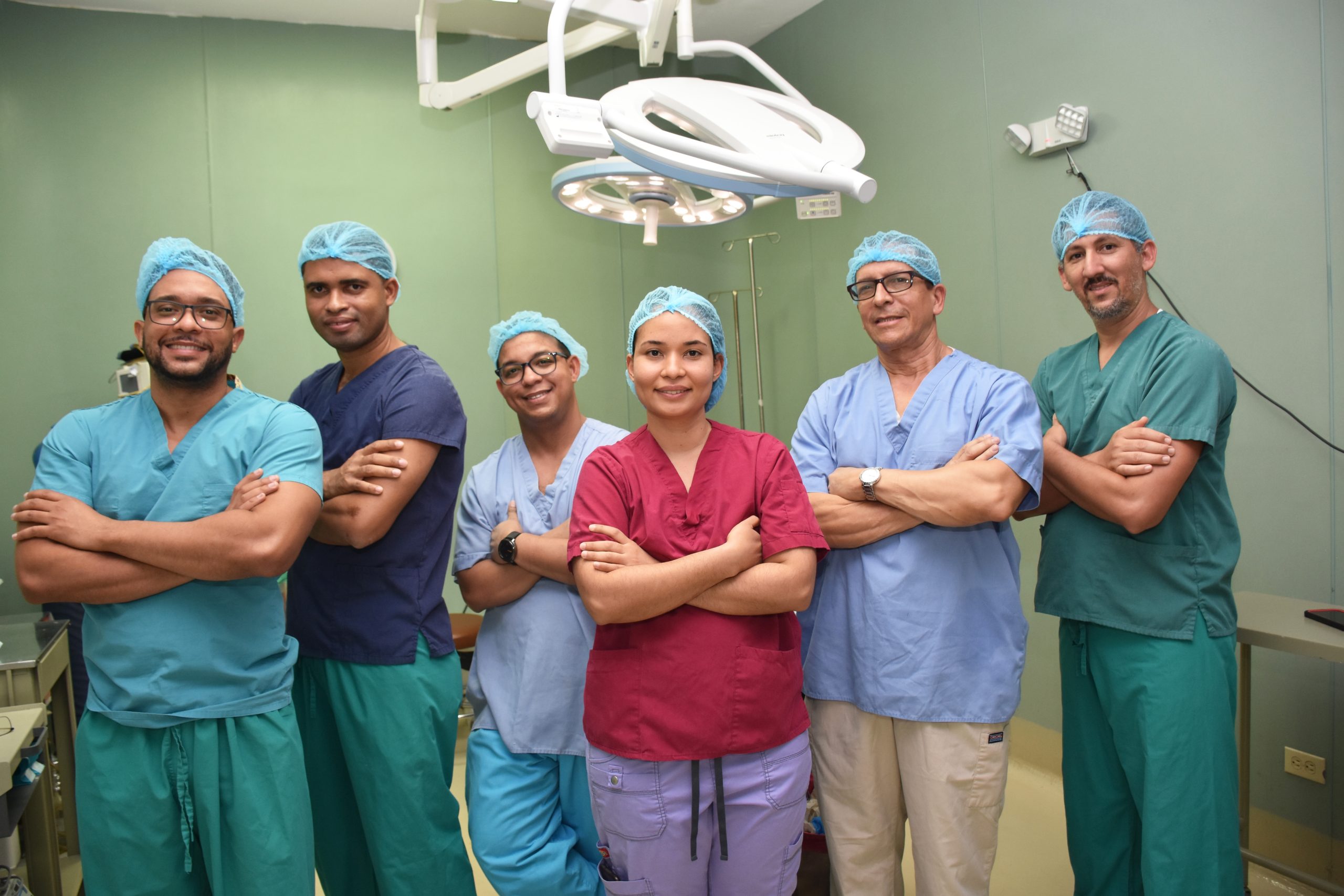 Equipo de urologos clinicas Profamilia capacitados en la tecnica vasectomia sin bisturi scaled