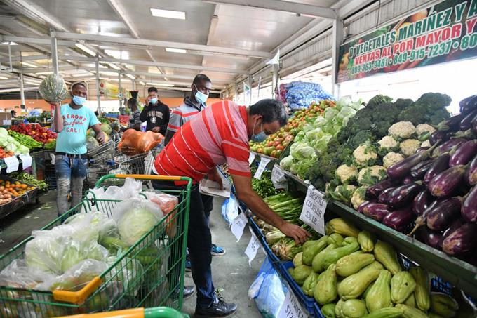 Países pobres consumen solo alimentos básicos por la inflación, advierte FAO