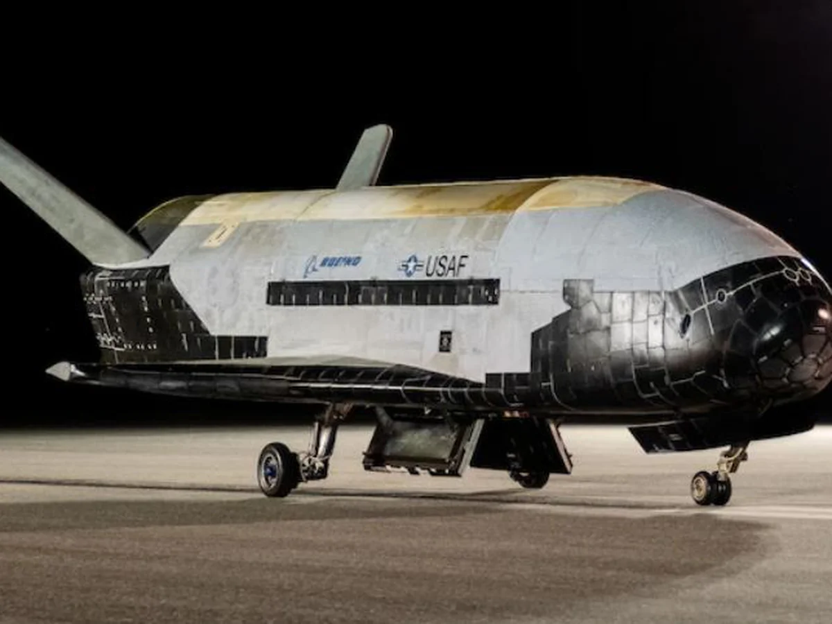 Un avión autónomo de la Fuerza Espacial de EEUU acaba una misión de 908 días