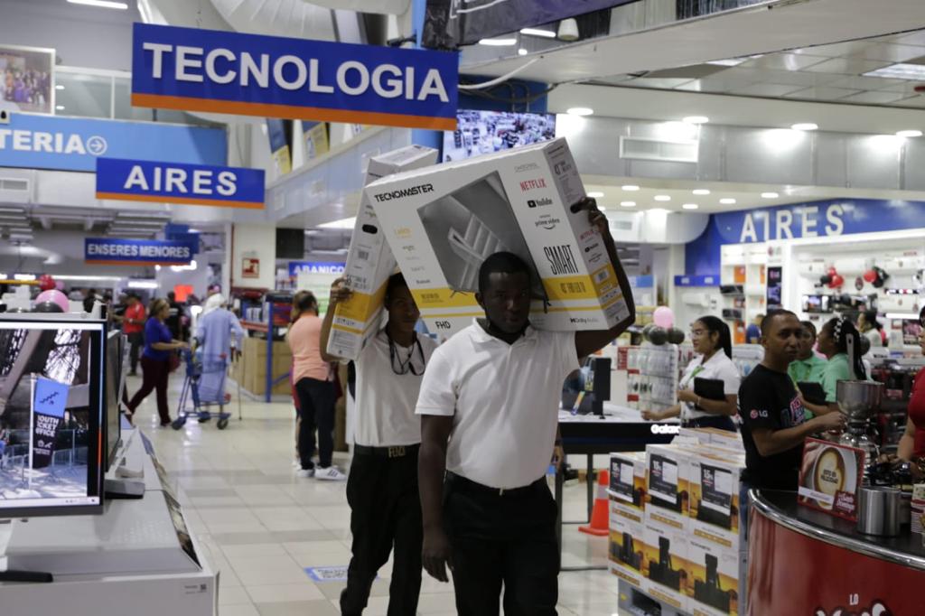 Mucha gente está comprando./Foto: Félix Lara.