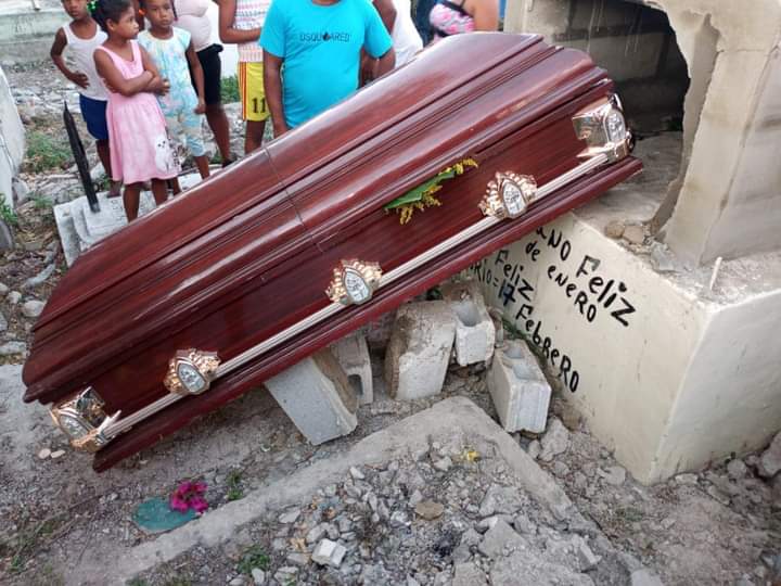 Desconocidos profanan tumba para robarse mil pesos del ataúd