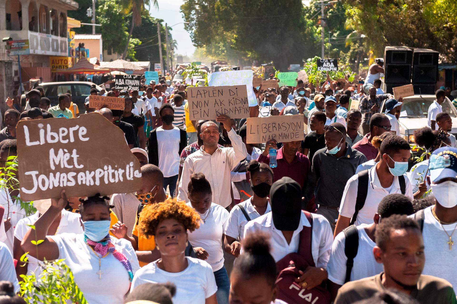 Miles de haitianos marcharon para implorar la ayuda divina ante la crisis