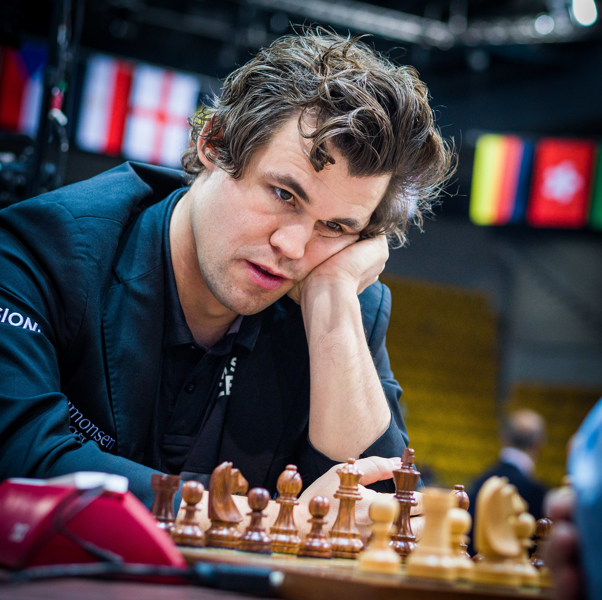 Carlsen intenta el Mate Pastor contra Domínguez