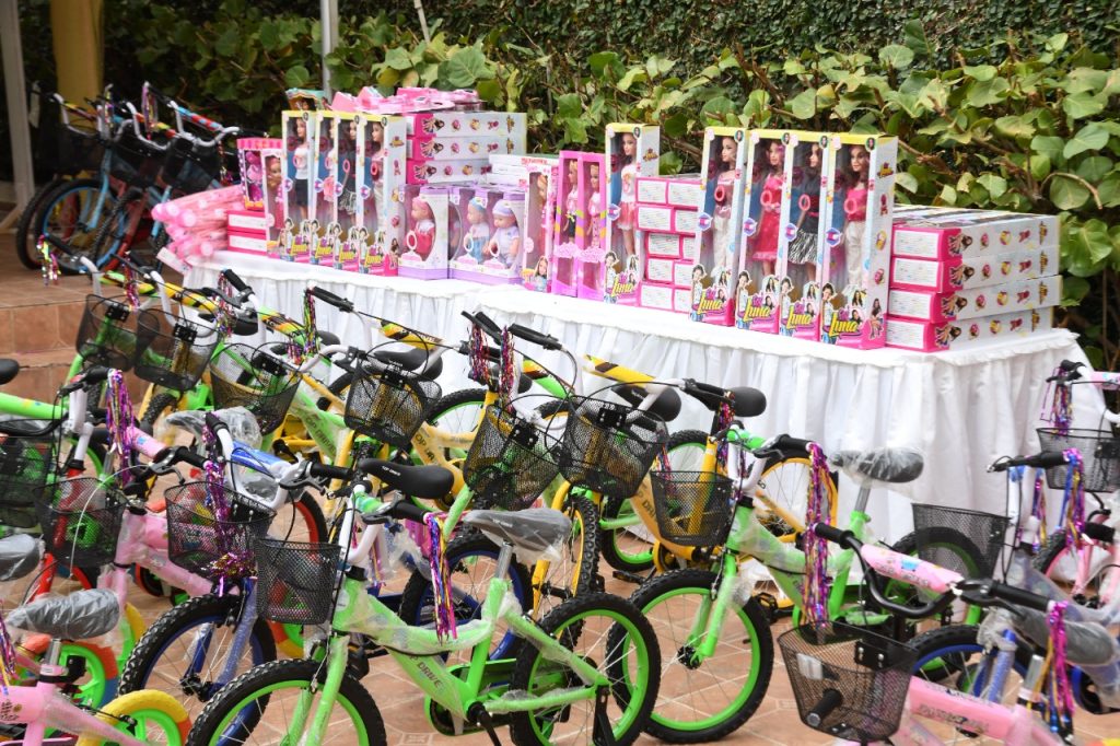 Gobernadora de Santiago celebra “Día de Reyes” y entrega juguetes a niños