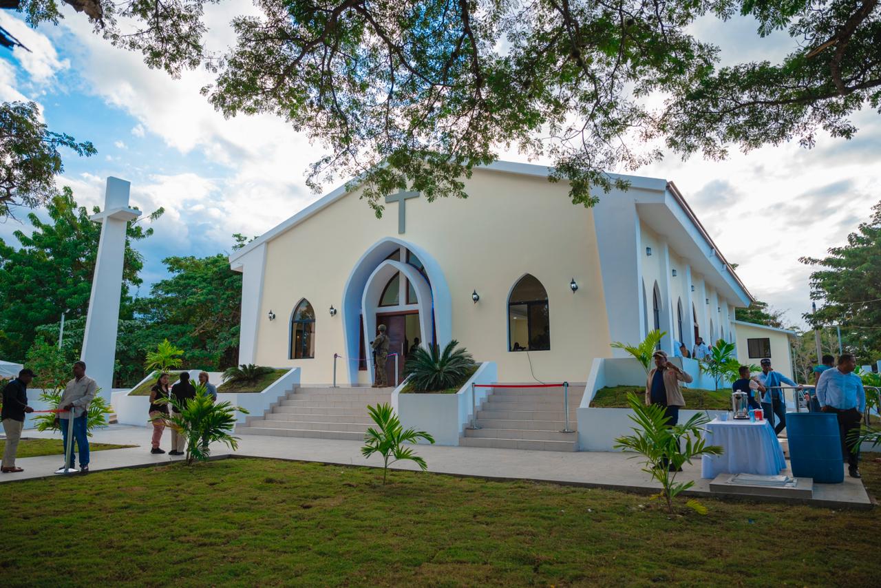Moradores de Villa Isabela celebran culminación de iglesia y construcción  de puentes