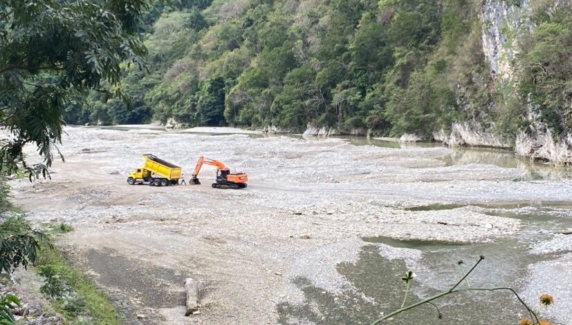 (VIDEO) Denuncian extracción de material balneario Muchas Aguas de Cambita Garabitos