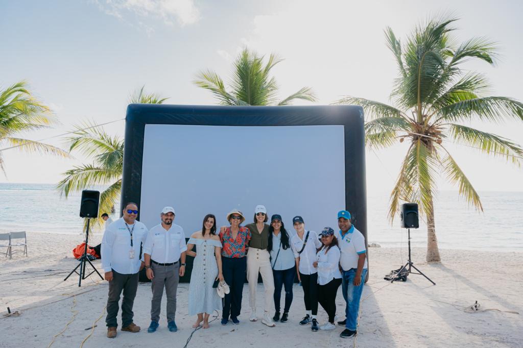 Habitantes de Isla Saona disfrutan por primera vez de la proyección al aire libre de dos películas
