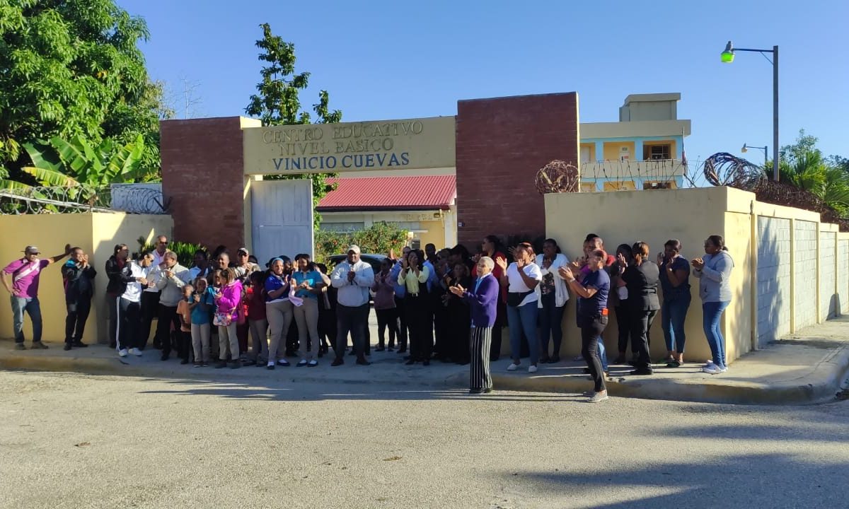 Maestros de escuela paralizan docencia por falta de porteros en SJM ...