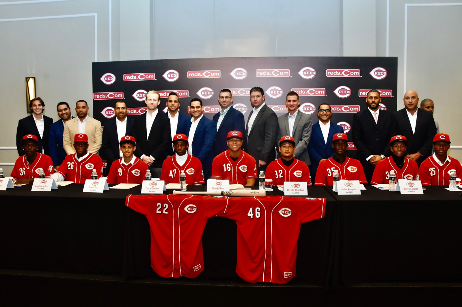 Rojos de Cincinnati suben al prospecto dominicano Arístides Aquino - Z 101  Digital