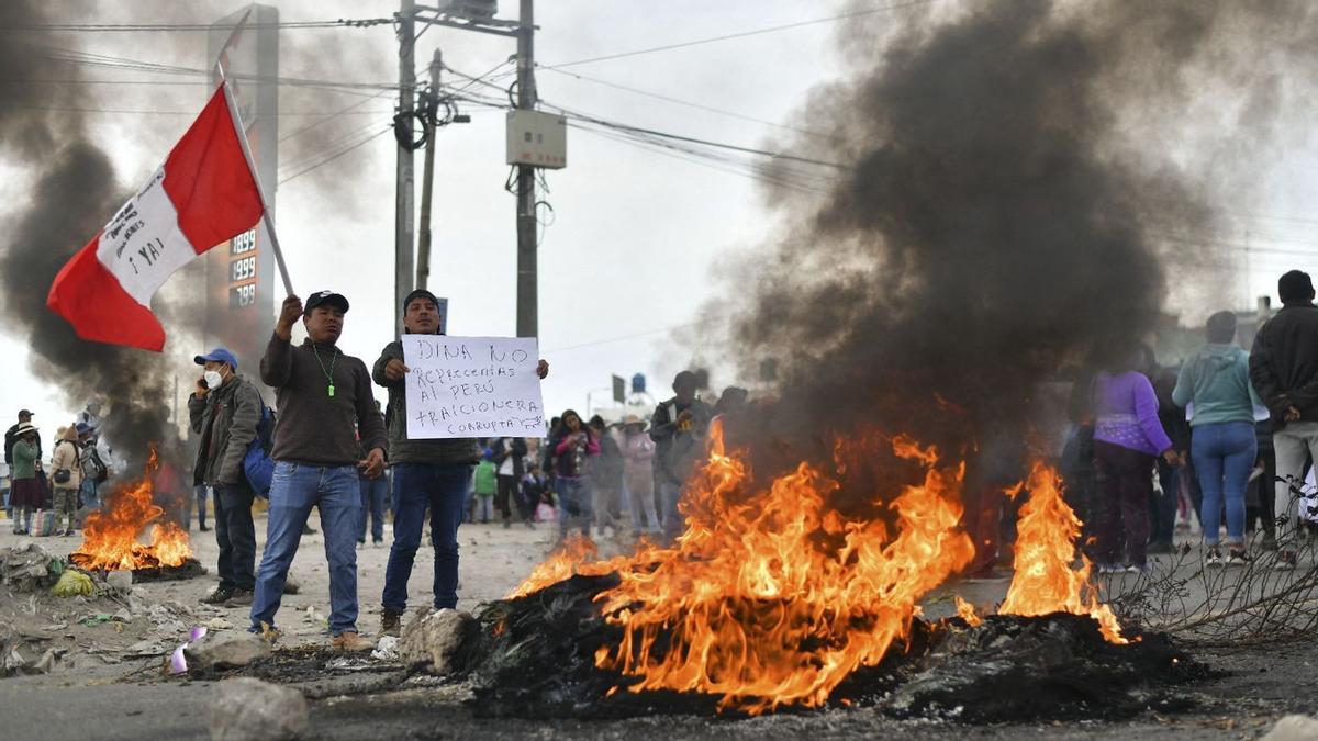 Fiscalía de Perú abre investigaciones por 54 muertes en protestas