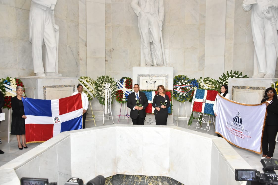 Ministerio De Economía Deposita Ofrenda Floral En El Altar De La Patria El Nuevo Diario 3342